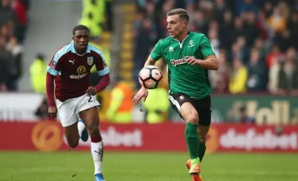 咪咕前方！@胡金秋21 手持冠军鼎登场，@浙江广厦篮球俱乐部 新赛季出征仪式