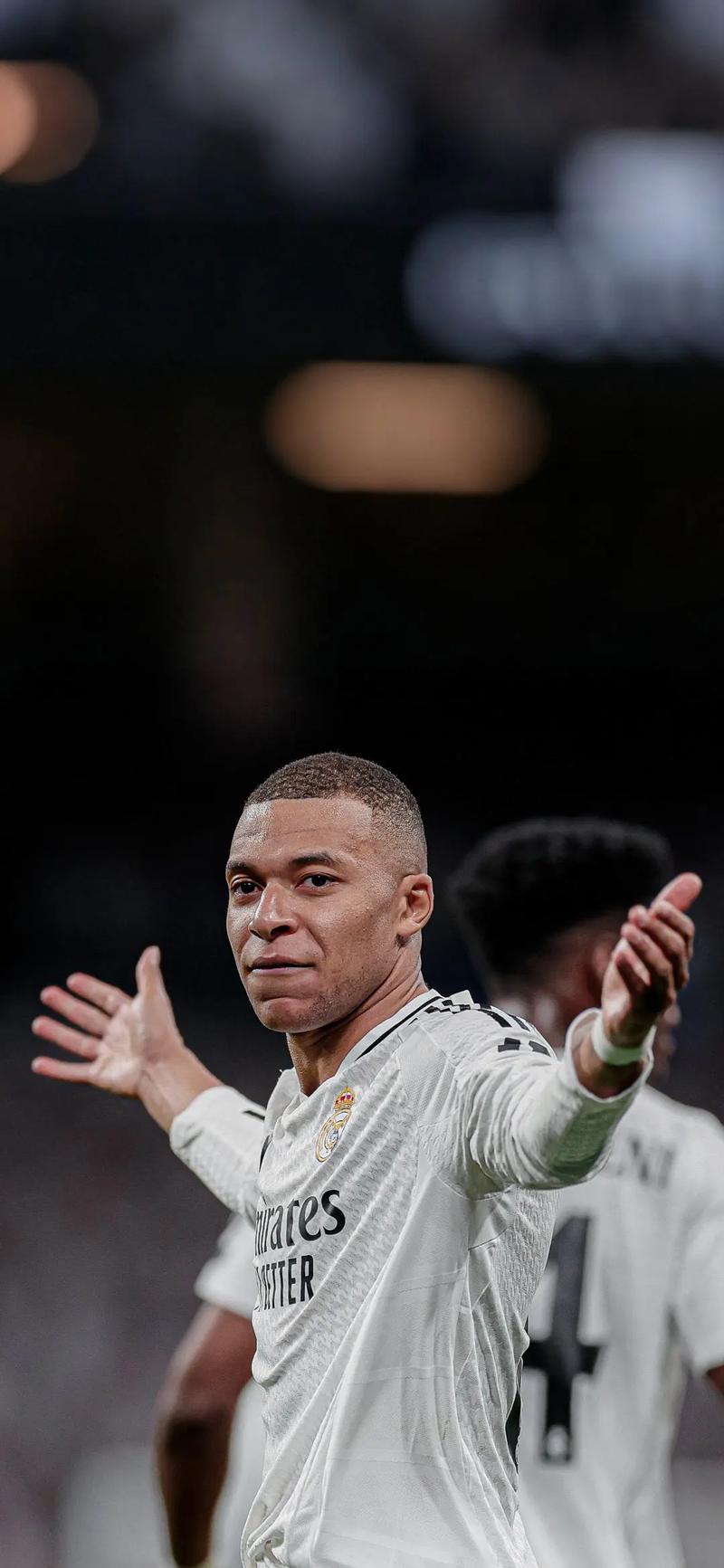 球星突破防线制造绝佳机会